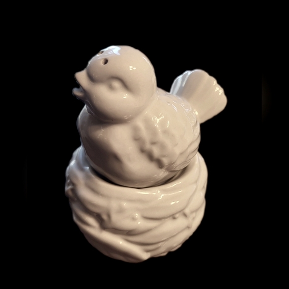 Unmarked Other - White Bird on a Nest Ceramic Salt Pepper Shakers Stacking set Nesting Vintage